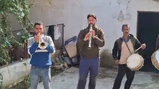 लोहड़ी  के उपलक्ष्य  मे घर घर जाकर  लोहड़ी की खुशी मनाते हुए  बाजेदार कितना सुंदर गीत  गाते हुए 