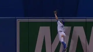 Kevin Pillar climbs the wall to rob a homer
