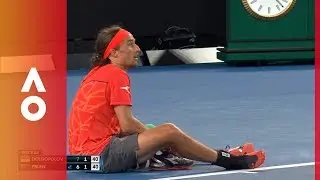 Dolgopolov loses his shoe. Ballkid to the rescue  | Australian Open 2018