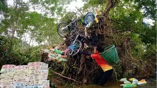 A Lot of Money, Motorbikes and Rubbish Were Swept Away After The Flood - Daily Life of Single Mother