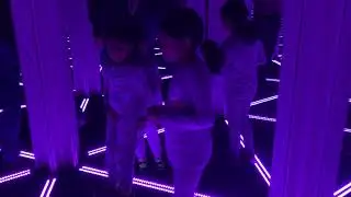 2018-03-24 Maya & Milan walking through the mirror maze at MoS