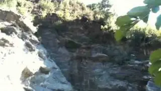 Saut d'une falaise en corse