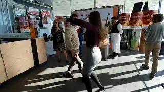 Bailando sevillanas en tapea Sevilla en el Veles i Vens de Valencia