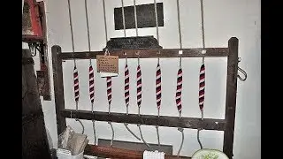 Un regard rapide sur les cloches tubulaires de l'&eacute;glise qui sonnent