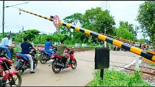 Busy Railgate : Aggressive  Kanchanjangha Express Train Furiously Skipped At Railgate
