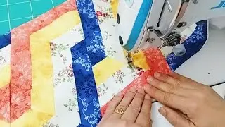 💙I made a quilt with just 5cm strips for a tablecloth - so cool