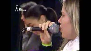 STAR ACADEMY 2. REPETITION AU CHATEAU DE EMMA, NOLWENN ET AURELIE SUR UNE CHANSON DE JOHNNY.