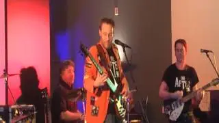 One After 909 speelt Coming Up met Steve Holley