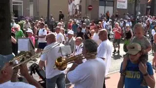 Doorkomst Nijmeegse Vierdaagse door centrum Groesbeek, 2014, met Dweilorkest Fantatteme