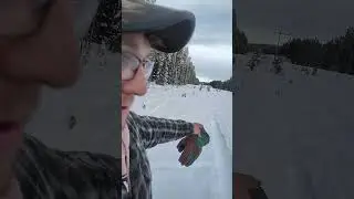 Грузовик застрял в глубоком снегу.