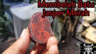 Membelah Batu Jasper Merah