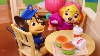 🐾 PATRULLA CANINA 🐾 Sky y Chase quedan en la hamburguesería!! | Vídeos de Paw Patrol en Español