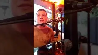 Total spontaneity praise in a bar!!