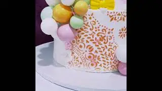 #stenciling on #whipped cream cake #goldairbrush 🎊🎉🎉🥳💃 talk of amazing #cakehacks