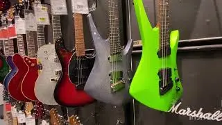 Guitar Center Northridge Monton de guitarras 🤘