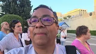 A troca da guarda na Praça do Parlamento Grego, diante do Monumento ao Soldado Desconhecido,