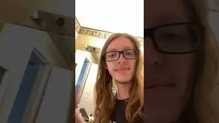Ежедневная рутина стримера Roblox, включая уборку комнаты.