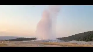 OLD FAITHFUL GEYSER IN YELLOWSTONE NATIONAL PARK(ఎల్లోస్టోన్ నేషనల్ పార్క్  ఓల్డ్ ఫెయిత్&zwnj;ఫుల్ గీజర్)