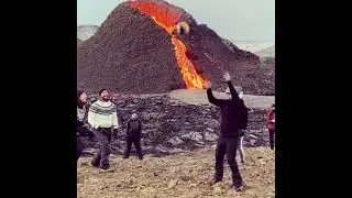 People play volleyball in front of erupting volcano in Iceland; video viral | Really News