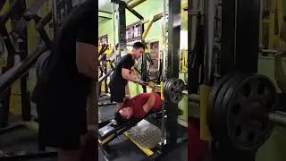 IDIOT SPOTTER GRABS😂#shorts#fitnespemula#workout#spotter#exercise#fitness sia#gym#sports#motivation