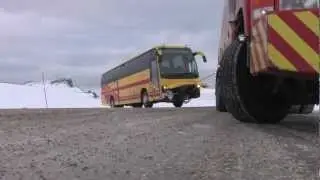Viking Skaidi tar opp en buss p&aring; Veidnes.