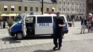 Swedish policeman dancing - polis dansar p&aring; stortorget i malm&ouml;