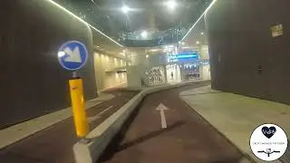 Fietsend door 's werelds grootste fietsenstalling / Cycling through world's largest bicycle parking