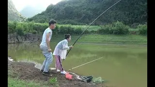 95后姑娘深山钓鱼，突遇大鱼咬钩提竿就狂冲线嗡嗡响，拉得手发抖