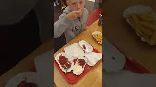 Kevin vs. sch&auml;rfste Sauce bei Best Worscht