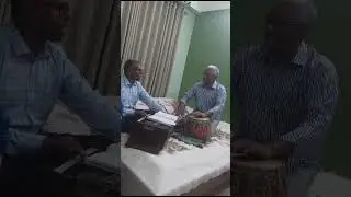 জ্যোতিস্মান শিল্পী অজিত কুমাৰ বৰা দেবৰ  লগত ঘৰুৱা পৰিবেশৰ এক সুৰীয়া মুহূৰ্তত দীপাঙ্ক শইকীয়াৰ লগত। 