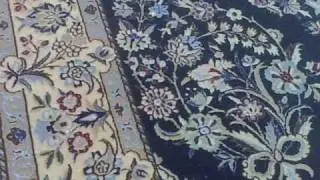 Дасти осматривает шерстяной и шелковый ковер из Наина с кровоподтеками.