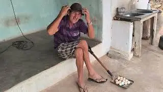 Benedito tirando uns ovos de galinha 