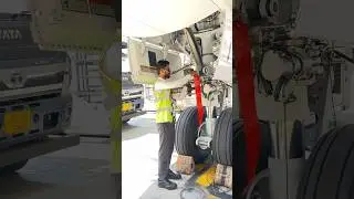 Installing the tow pin on Boeing787 aircraft #bypasspin #nosepin #aviation