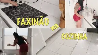 O armário estava crítico 🤢// botando ordem antes das compras.