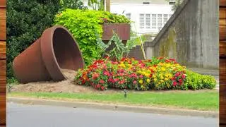65+ Spilled Flower Pot Ideas for your garden 2021