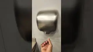 ASI ES EL BA&Ntilde;O DE CARL JR