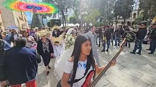De la Iglesia hasta la casa Boda  de Carlos y Analilia muchas felicidades.