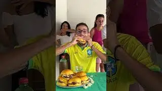 Nova brincadeira da garrafa: acertou, comeu o hambúrguer!😋🍔