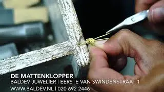 De Surinaamse mattenklopper bij Baldev juwelier