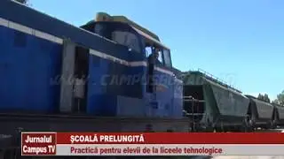 DOI ELEVI PE LOCOMOTIVA
