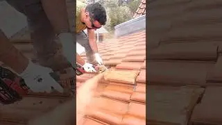 Wait for it... 😱💪    Very Impressive #Solar Installation on a Roof 💪 - Subscribe for more! ☀️