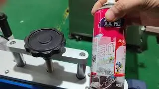 The Model RXL-SK Semi-Automatic Label Applicator Machine Demo of RICIO / 上海睿骁 半自动桌面立式圆瓶款贴标机实物展示
