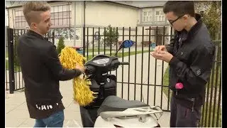 Przyjaciele w akcie zemsty zniszczyli rywalowi skuter [Szkoła odc. 509]