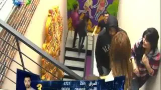 ايهاب يمسك ايد سهيلة ويعاونها في الصعود عالدرج