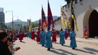 Смена стражи во дворце Кёнбоккун, Сеул, Южная Корея