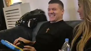 Sloba Radanović i Jelena se zezaju i peva dok svira na igrački 