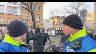 Vermummter Antifa schl&auml;gt Polizisten ins Gesicht ohne jegliche Sanktion  Leipzig Connewitz