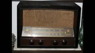 The Undisputed Truth and Herman's Hermits on AM Oldies Station from a 1946 RCA Victor Radio.