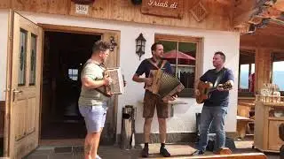 Lustig geht’s zu, am Zellberg-Stüberl