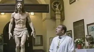 Une Statue de J&eacute;sus Prend Vie Pendant une Messe Catholique